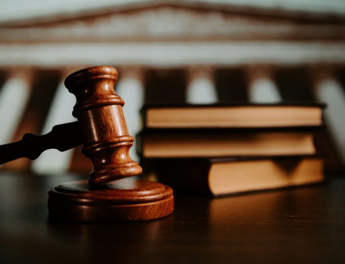 പ്രായപൂര്‍ത്തിയാകാത്ത പെണ്‍കുട്ടിയെ പീഡിപ്പിച്ച കേസില്‍ പ്രതിക്ക് 111 വര്‍ഷം കഠിന തടവും പിഴയും വിധിച്ച്‌ കോടതി