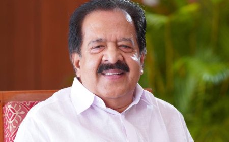 'രാഷ്ട്രീയം കാണേണ്ട അവസരമല്ല, ദുരിതാശ്വാസ നിധിയിലേക്ക് ശമ്പളം നൽകാനുള്ള തീരുമാനം ശരി': രമേശ് ചെന്നിത്തല